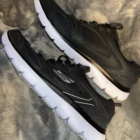 Skechers Women’s like New Memory Foam Black and White Sneakers, Size 8.5 - Picture 3 of 9